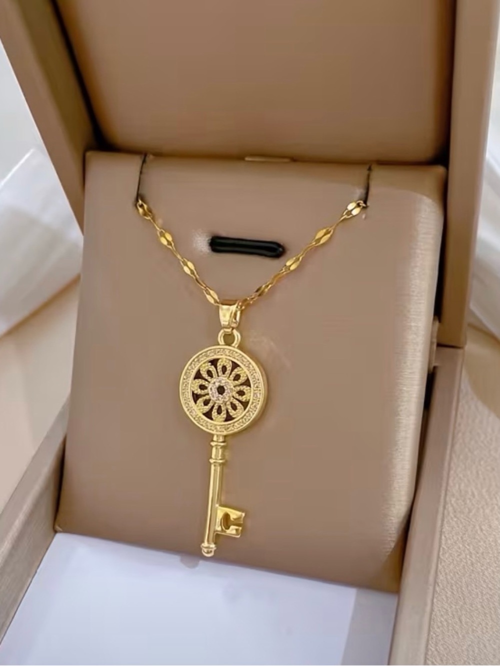 New gold-plated key pendant necklace floral inlaid cubic zirconia Faux crystals